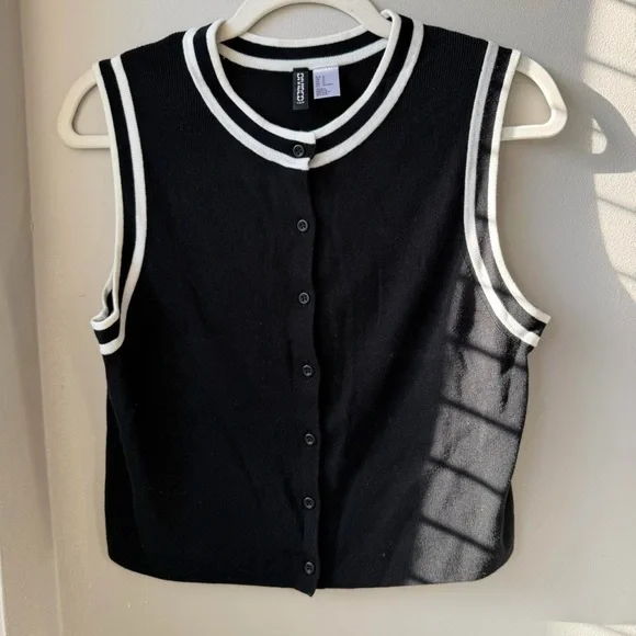 H&M Black Sleeveless Button-Front Knit Top with White Trim - Picture 3 of 4
